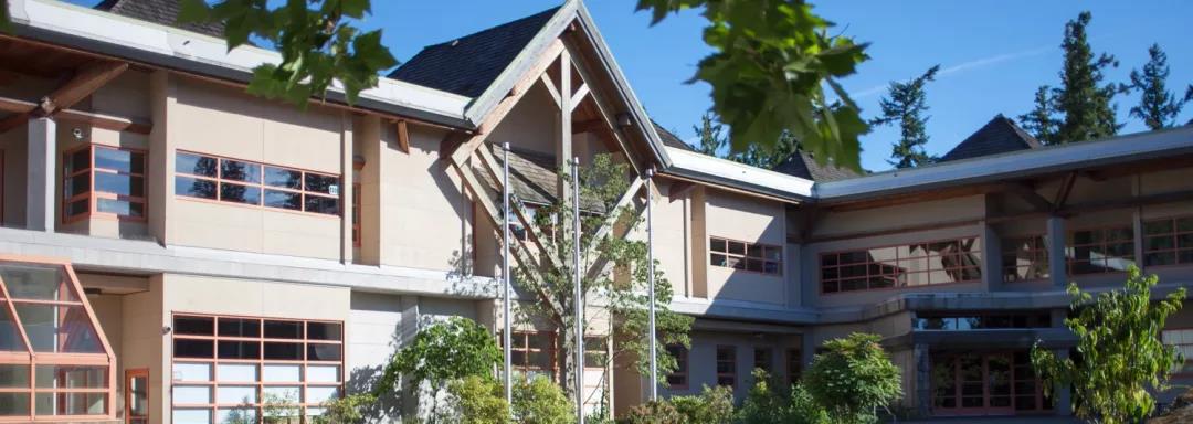Rockridge中学位于温哥华市西北部的西温哥华市政区.jpg